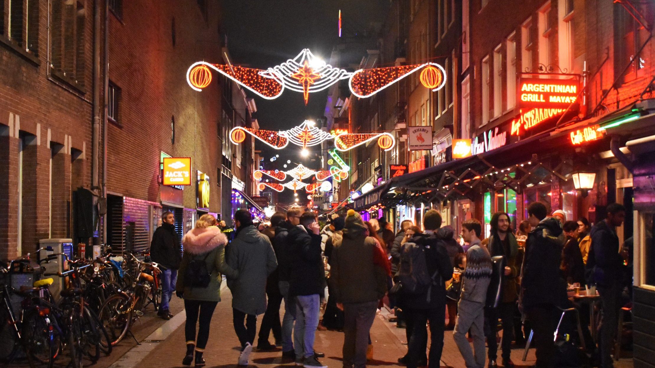 Vida nocturna en Amsterdam. Salir de fiesta en bares de la ciudad